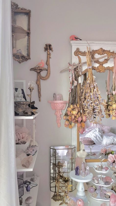 Witch Altar Aesthetic, Witchcraft Bedroom, Altar Aesthetic, Witchy Apartment, Dusky Pink Bedroom, Spiritual Bedroom, Pink Spiritual, Flat London, Aphrodite Altar