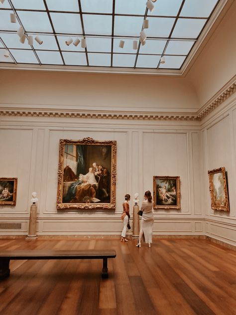 French Art Gallery, Old Art Museum, Art Gallery Wall Museum, Modern Art Gallery Aesthetic, Italian Art Museum, Art Curator Aesthetic, Museum Curator Aesthetic, Art Museum Interior, Art Exhibition Aesthetic