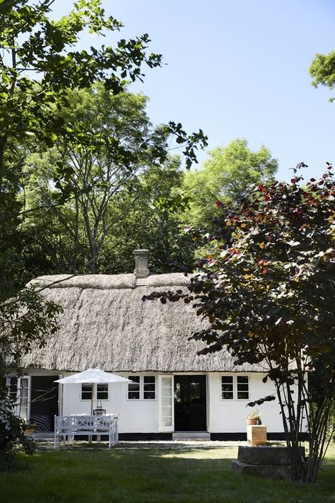 Hotel House, Garden Frame, Scandinavian Minimalist, Farmhouse Traditional, Farmhouse Holiday, Thatched Roof, Scandinavian Minimalism, Trash Bin, Traditional Farmhouse