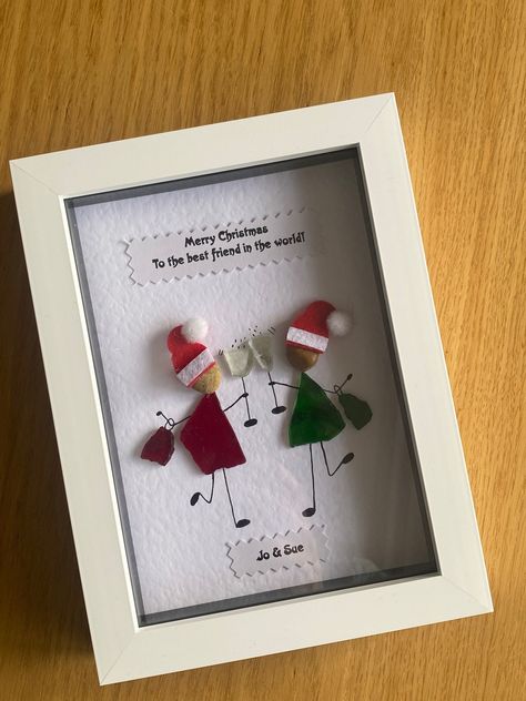 Pebble and Glass Best Friend Picture Personalised Christmas Gift for a Friend Unique Gift for a Friend (this is one of a kind so a very unique gift to offer) Frame measures approx. 20cm x 15cm and comes with glass cover. Colours Available are white or black Decorated with colourful glass for the dresses, handbags and glasses, pebbles for the heads and felt hats Can leave blank or add a message and name (as shown) (Please state your specifications in the notes when ordering or please get in touch) Christmas Rock Art Pictures, Gift For A Friend Birthday, Birthday Gift For Bestie, Christmas Button Crafts, Sea Glass Window Art, Best Friend Picture, Christmas Pebble Art, Sea Glass Art Projects, Gift For Bestie