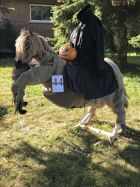 Headless horseman Headless Horseman Scarecrow, Diy Headless Horseman, Diy Props, Headless Horseman, Healthy Halloween, Halloween Outdoor, Creation Crafts, Halloween Stuff, Outdoor Decorations