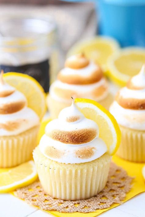 These Lemon Meringue Cupcakes are made with a light lemon cake, lemon curd filling and lightly toasted meringue frosting! It's like Lemon Meringue Pie in cupcake form! #lemoncupcakes #lemon #meringue #dessert #cupcakes #lemoncurd #lemondessert Lemon Flavored Cupcakes, Lemon Meringue Cookies, Lemon Meringue Cupcakes, Cupcakes Lemon, Meringue Cupcakes, Toasted Meringue, Tiramisu Cupcakes, Lemon Meringue Cheesecake, Lemon Cupcake