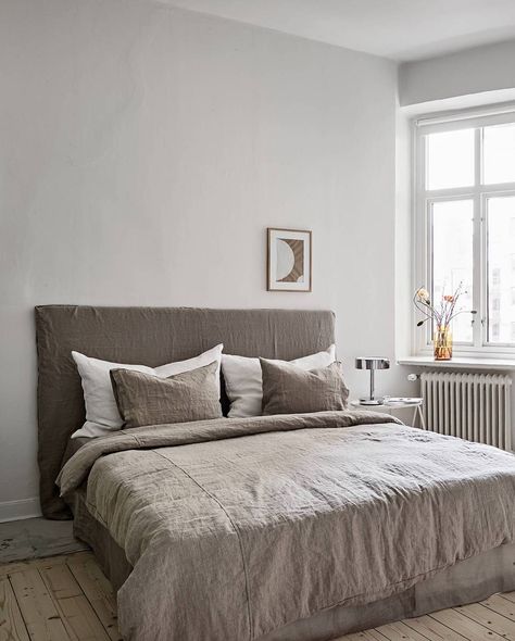 Greige Bed, Greige Bedding, Brown Bed Linen, Contemporary Bed Linen, Fluffy Area Rug, Greige Walls, Neutral Bed Linen, Luxurious Furniture, Black Bed Linen