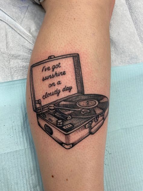 Motown Tattoo Ideas, Old Radio Tattoo, Small Vinyl Record Tattoo, Vinyl Record Tattoo Ideas, Record Tattoo Vinyl, Turntable Tattoo, Vinyl Record Tattoo, Radio Tattoo, Record Tattoo