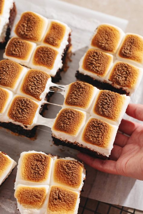 These gooey and fudgy s'mores brownies are made with a graham cracker base, rich brownie layer, and toasted marshmallows on top. It's the iconic campfire treat in brownie form! #brownies #smores #baking | teakandthyme.com Bonfire Brownies, Dessert Platter Ideas Party Trays, Brownies Marshmallow, Brownies Smores, Smores Desserts, Smores Ideas, Brown Butter Brownies, Smores Brownies, Smore Recipes