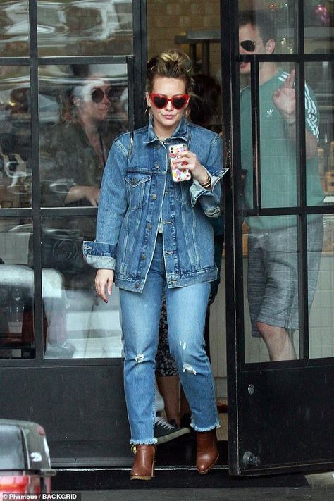 Hilary Duff Maternity Style, Hilary Duff Style, Classy Street Style, Doctor Outfit, Denim Street Style, Hillary Duff, Mama Style, Double Denim, Elegante Casual