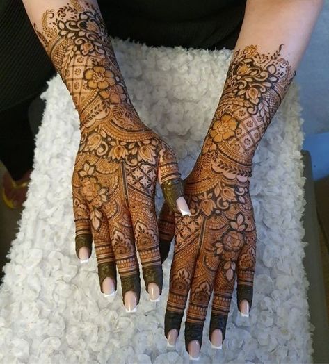 Mehedi Design Semi Bridal, 2 Hand Mehndi Designs, Semi Bridal Mehendi Design Back Hand, Mendi Night, Back Hand Bridal Mehndi Designs, Gorgeous Henna Designs, Mehndi Book, Latest Mehndi Designs Wedding, Party Henna