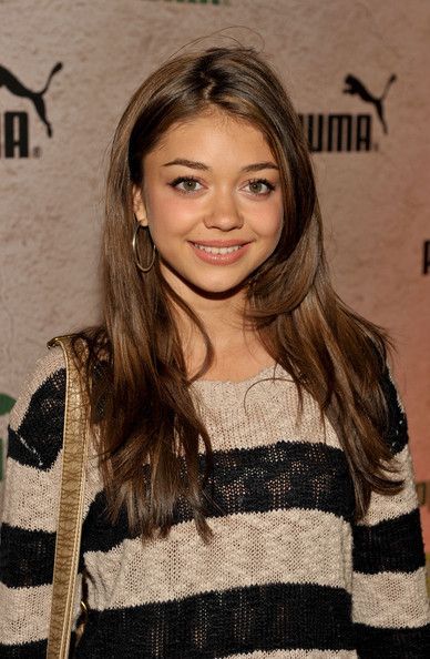 Hailey Modern Family, Sarah Hyland Hair, Haley Modern Family, Modern Family Haley, Haley Dunphy, Long Layered Haircut, V Shaped Haircut, Layered Cut, Sarah Hyland