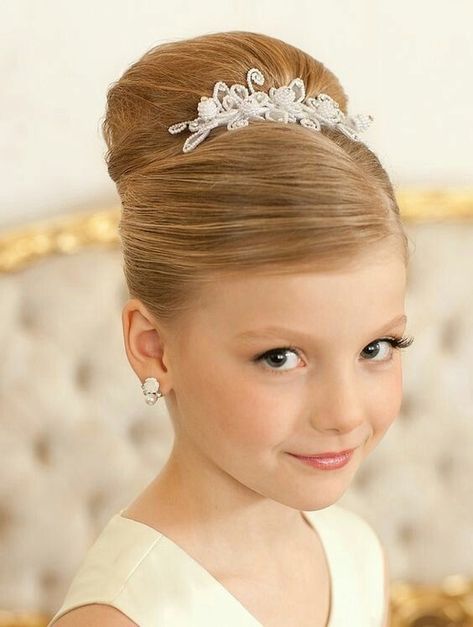 Easy Kids' Wedding Hairstyles: Curly, Coily & Straight Ideas First Communion Hairstyles, Kids Hairstyles For Wedding, Girls Updo, Communion Hairstyles, Beautiful Buns, Flower Girl Hairstyles, Back To School Hairstyles, Hairstyles For School, Hair Dos