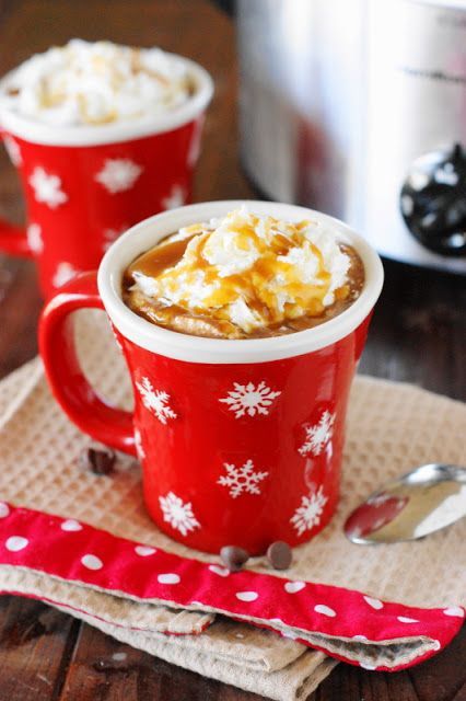 If you're entertaining during this holiday or winter season, add Slow Cooker Caramel Hot Chocolate to your get-together menu. With its wonderful flavor and slow cooker ease and convenience, it's just the perfect thing to serve up for your crowd. Tea Punch Recipe, Slow Cooker Caramel, Slow Cooker Hot Chocolate Recipe, Crock Pot Hot Chocolate Recipe, Kid Drinks Recipes, Sledding Party, Slow Cooker Christmas, Caramel Hot Chocolate, Hot Winter Drinks