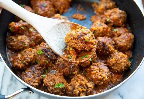 Classic Retro Porcupine Meatballs - The Kitchen Magpie Porcupine Balls, Sweet Sour Meatballs, Porcupine Meatballs Recipe, Porcupine Meatballs, Sweet And Sour Meatballs, Meatball Recipes Easy, Meat Steak, Meatball Ingredients, Meatballs Recipe