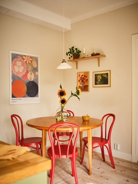 Colorful Chairs Dining Room, Terraced House Dining Room, Small Kitchen Colors For Walls, Small Kitchen With Bar, Dining Chairs Round Table, Small Kitchen Dining Table, Dining Apartment, Light Color Scheme, Light Apartment