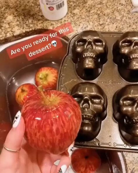 Skull Dessert, Gross Halloween Foods, Halloween Deserts, Creepy Halloween Food, Halloween Apples, Cool Food, Halloween Foods, Halloween Sensory, Halloween Mold