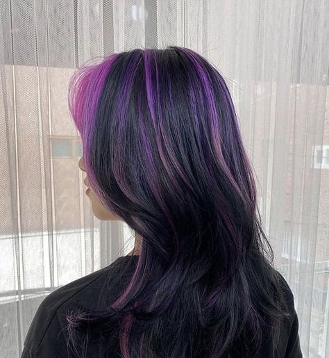 Purple Hair Streaks, Ootd Hijab Style, Hair Inspired, Hair Color Underneath, Hair Color Streaks, Creative Hair, Hair Streaks, Pretty Hair Color, Hair Stylies