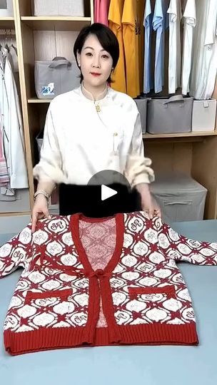 Folding Cardigans, Fold Cardigans, Folding Scarves, Folding Tips, Folding Towels, How To Fold, Folding Clothes, Home Organization Hacks, Storage Hacks