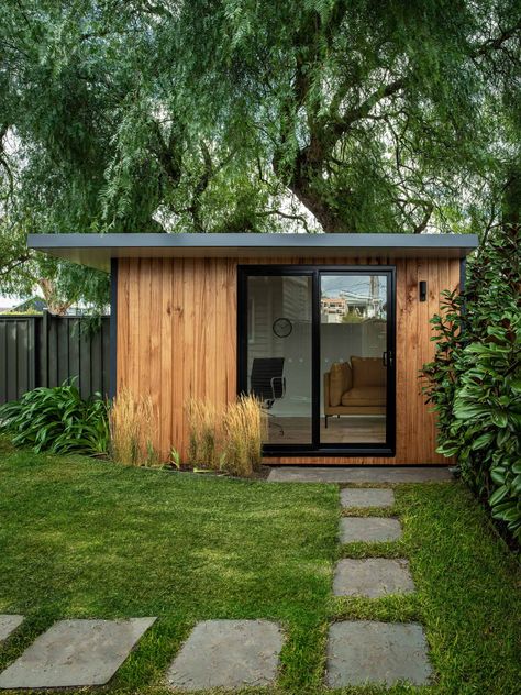 Granny Flat, Garden Studio & Home Extension Gallery (PHOTOS) Small Garden With Shed, Garden Office Ideas, Small Garden Office, Garden Tree House, Backyard Art Studio, Garden Office Shed, Building A Storage Shed, Home Extension, Holly House