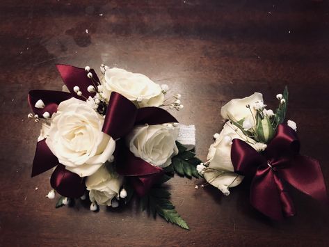 Dark Red Corsage, Boutonnière Prom, Red Corsage, Boutonniere Prom, Red Corsages, Gold Corsage, Prom Flowers Corsage, Prom 23, Boutonnieres Prom