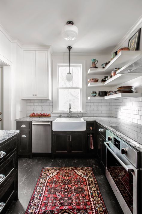 5 Must-Have Design Features in a Small Kitchen | Houzz AU Modest Kitchen, Casual Kitchen, Recessed Panel Cabinets, Kitchen Words, Handleless Kitchen, Wood Floor Kitchen, Small Kitchen Layouts, Dark Wood Cabinets, Cabinet Door Styles