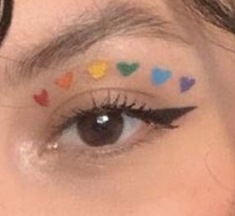 Lgbt Face Paint, Pride Eyeliner Looks, Gay Pride Makeup Ideas, Aesthetic Face Paint Ideas, Pride Eye Makeup Easy, Rainbow Eyeliner Looks, Simple Pride Outfit, Lesbian Eye Makeup, Simple Pride Make Up