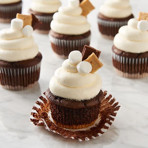 Marshmallow Frosting With Fluff, Winter Cupcakes, Chocolate Cupcakes Moist, Smores Cupcakes, Marshmallow Frosting, Gourmet Cupcakes, Cupcake Flavors, Chocolate Cake Mixes, Graham Cracker Crust