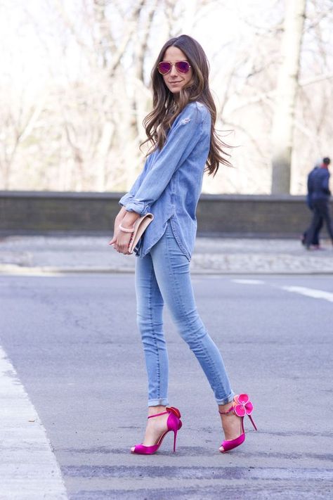 Denim Story. Pink Sandals Outfit, Pink Heels Outfit, Pink Shoes Outfit, Long Denim Shirt, Looks Jeans, Something Navy, Date Outfit Casual, Outfit Mujer, Denim Outfit