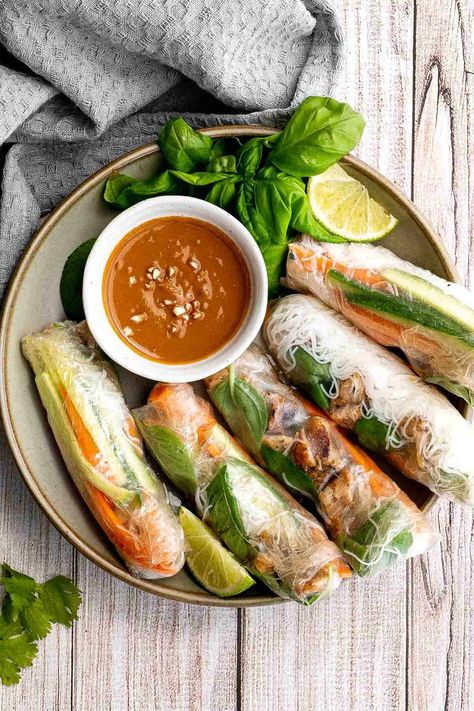 Vietnamese Spring Rolls Recipe, Rotisserie Chicken Recipes Leftover, Vietnamese Summer Rolls, Summer Rolls Recipe, Vietnamese Spring Rolls, Chicken Spring Rolls, Salad Rolls, Spring Roll Recipe, Leftover Rotisserie Chicken