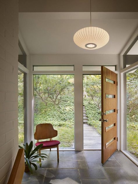 Seidenberg House by Metcalfe Architecture & Design entrance Mid Century Modern Interior Doors, Modern Foyer Design, Pintu Interior, Modern Foyer, Modern Entry, Doors Interior Modern, Modern Entryway, Foyer Design, Mid Century Modern Interiors