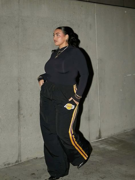 College Plus Size Outfits, Courtside Baddie, Streetwear Plus Size Women, Sporty Outfits Plus Size, Winter Plus Size Outfits, Streetwear Fashion Plus Size, Plus Size Grunge Outfits, Curvy Streetwear, Plus Size Grunge