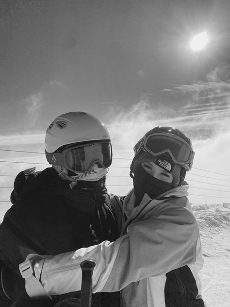 Ski Couple, Snowboarding Pics, Marvel Instagram, Ski Trip Aesthetic, Ski Pics, Ski Pictures, Skiing Aesthetic, Ski Aesthetic, Dream Honeymoon