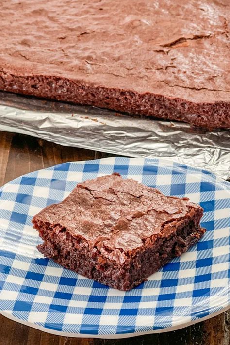 Amazing Sauce Pan Brownies - Real Mom Kitchen - Recipes Sauce Pan Brownies, Saucepan Brownies, Pan Brownies, Classic Brownies, Brownies Recipe Homemade, Mom Kitchen, Vegetarian Bake, Homemade Brownies, Real Mom