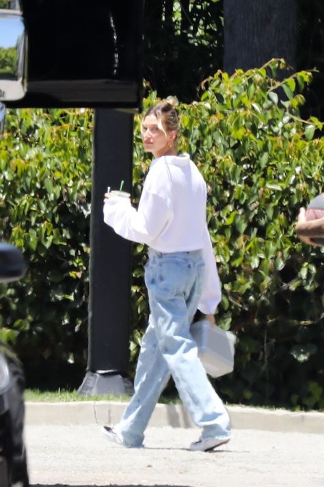 Hailey Bieber Vans, Hailey Bieber And Justin Bieber, Hailey Bieber And Justin, Hailey Style, Hailey Baldwin Street Style, Basketball Game Outfit, Old Skool Platform, Cowgirl Style Outfits, Hailey Bieber Style