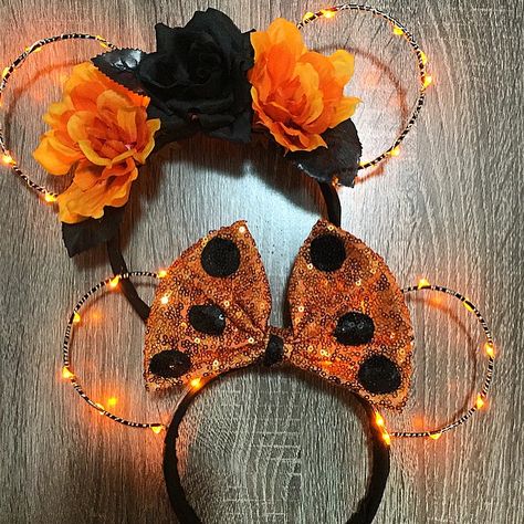 "Halloween Light-Up" Minnie Mouse Disney Ears 🎃💀👻 #Halloween #Disney #Disneyland #WDW #MouseEars Diy Mickey Mouse Ears, Diy Disney Ears, Disneyland Ears, Diy Mickey Ears, Disney Mouse Ears, Disney Headbands, Disney Mickey Ears, Family Disney Trip, Disney Mouse