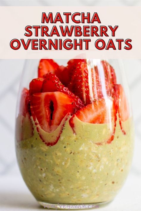 glass with matcha vegan overnight oats and sliced strawberries on top with title "matcha strawberry overnight oats" Matcha Oatmeal, Healthy Oat Cookies, Overnight Oats Vegan, Matcha Overnight Oats, Cold Oats, Matcha Oats, Matcha Strawberry, Night Oats, Best Overnight Oats Recipe