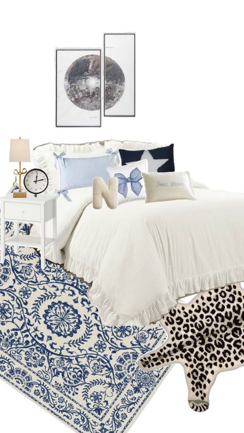 Blue And White Teen Bedroom, Room Inspo Navy Blue, Stockholm Room Inspo Bedroom, Blue Velvet Bedroom Ideas, Dark Blue Room Ideas, Blue And White Room Decor, Bedroom Inspo Blue, Blue Cozy Bedroom, Navy Bedroom Ideas