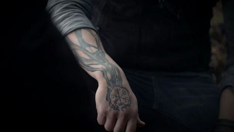 Hunters mark Hunters Mark Tattoo, Hunters Mark, Tyler And Caroline, Hunter's Mark, Vampire Diaries Fashion, Hunter Tattoo, Full Tattoo, Mark Tattoo, Vampire Hunter D