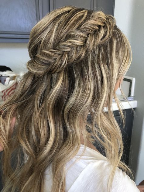 Maternity Photo Hairstyles Long, Hairstyle For Maternity Photoshoot, Maternity Shoot Hairstyles Medium, Hairstyle For Maternity Shoot, Maternity Picture Hairstyles, Maternity Picture Hair Ideas, Prom Hairstyles Fishtail Braid, Fishtail Braid Crown, Maternity Photoshoot Hair