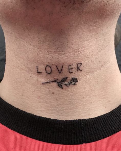 A word ‘lover’ is inked in the minimalist and small font on the front of the neck, together with a tiny rose Front Neck Tattoo, Small Symbol Tattoos, Best Neck Tattoos, Small Tats, Neck Tattoos Women, Small Tattoos With Meaning, Tattoos For Lovers, Small Tattoos Simple, Neck Tattoos