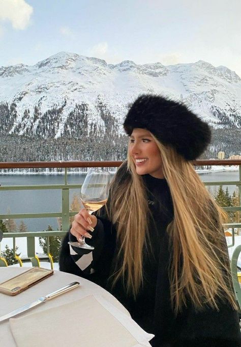 Aspen Outfit Winter, European Fashion Aesthetic, Winter Ski Fashion, Ski Trip Aesthetic, Italy Winter, Skiing Aesthetic, Travel Pose, Ny Outfits, Mountain Outfit