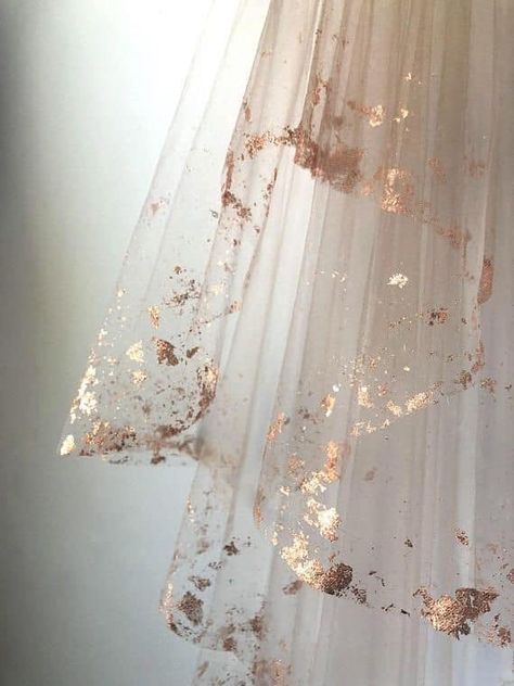 Old, but gold Casamento Drape Veil, Textil Design, Rose Gold Bridal, Bridal Comb, Wedding Veils, Wedding Veil, Bridal Veil, Wedding Planners, Rehearsal Dinner