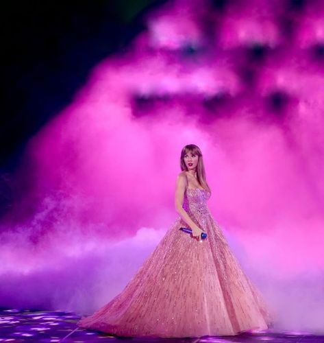 kadriye on Twitter: "taylor swift photos that prove she’s a living barbie; a thread https://t.co/pGttChCseH" / Twitter Taylor Swift Princess, Barbie Posters, Taylor Swift Shoes, Living Barbie, Taylor Swift Photos, Taylor Swift Posters, Swift Photo, Taylor Swift 1989, Princess Aesthetic