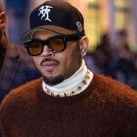 ❥ Breezy on Instagram: "Brown 🤎 @chrisbrownofficial 📸: @thestyleograph - - - - - - - - #chrisbrown #chrisbrownofficial #chrisbrownbreezy #breezy #chrisbrownbreezy #chrisbrownfans #teambreezy #chrisbrownfanpage #chrisbrownperformance #chrisbrownalbum #chrisbrownmusic #chrisbrownsongs #explorepage" Hiphop Outfit Men, Brown Hat Outfit, Chris Brown Albums, Chris Brown Music, Chris Brown Photos, Chris Brown Photoshoot, Chris Brown Outfits, Chris Brown Official, Chris Brown Style