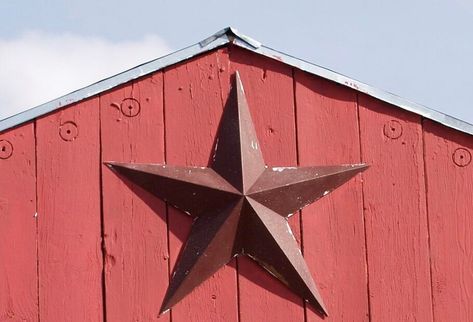 Amish Lifestyle, Entryway Decorating, Amish Barns, Green Barn, Red Meaning, Texas Decor, Black Barn, Suburban House, Metal Barn