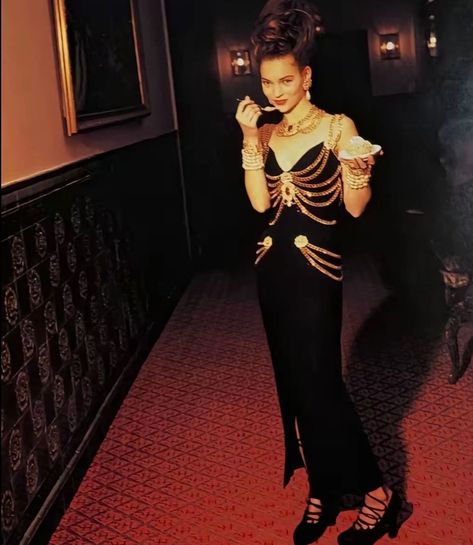 Kate Moss wearing Chanel spring summer 1992 Chanel Chain Dress, Kate Moss Chanel, Archive Dress, 90s Fashion Runway, Tweed Outfits, Chanel Archive, Moss Dress, Chanel Spring Summer, Paris Photoshoot