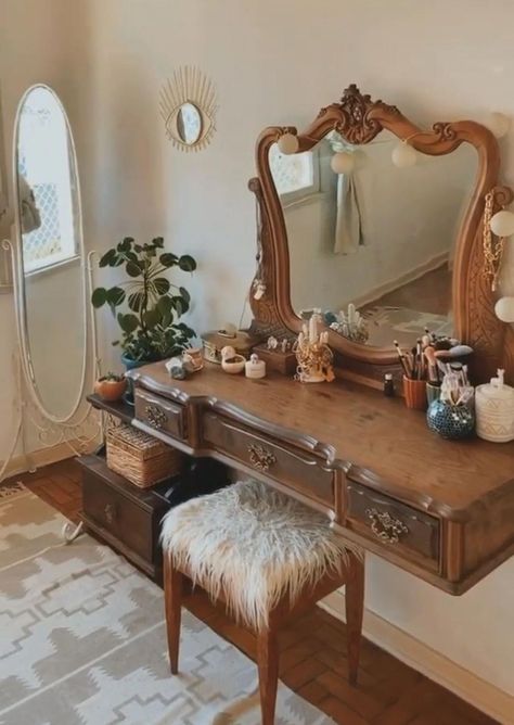 Cosy Dressing Room, Brown Vanity Bedroom, Boho Vanity Ideas, Cottagecore Vanity, Aesthetic Bedroom Vintage, Vintage Vanity Aesthetic, Antique Furniture Bedroom, Spot Light Photoshoot, Cozy Room Ideas