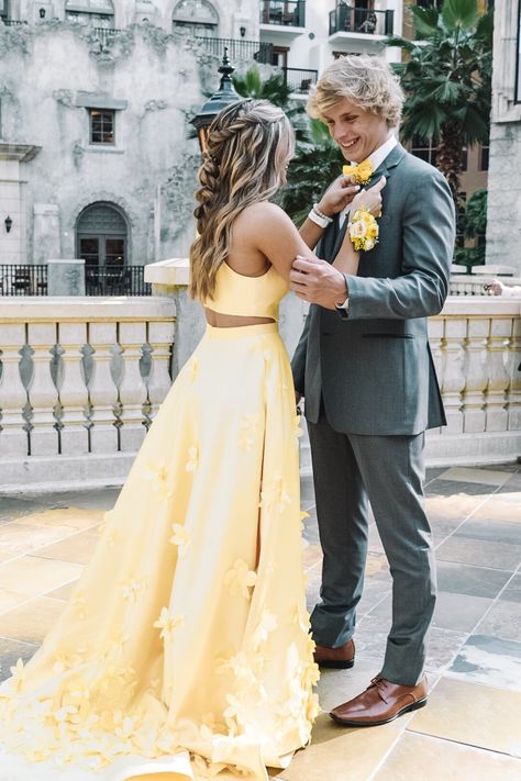 Yellow Prom Couple, Yellow Prom Dress Long, Couple Prom Pictures, Yellow Prom Dresses, Prom Photography Poses, Couple Prom, Yellow Prom Dress, Prom Pictures Couples, Yellow Evening Dresses