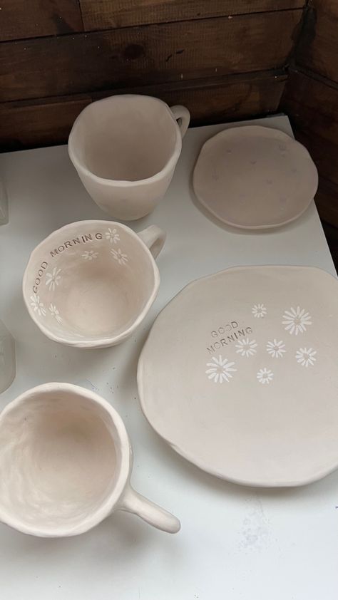 Pottery Painting Neutral, Poterry Painting Aesthetic, Pottery Painting Ideas Aesthetic, Pottery Painting Ideas Easy, Beige Pottery, Pottery Place, Ceramic Cafe, Diy Pottery Painting, Color Me Mine