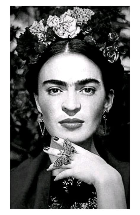 White Flowers In Hair, Frida Portrait, Freida Kahlo, Frida Kahlo Paintings, Portrait Black And White, Frida Kahlo Portraits, Kahlo Paintings, Fashion Quotes Inspirational, Frida And Diego