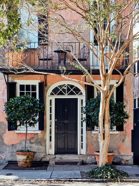 A Deeper Look at Charleston’s Historic Homes – Garden & Gun Southern Paint Colors, Charleston Gardens, Middleton Place, Charleston Style, Powerful Pictures, Secret Passageways, Antebellum Homes, Charleston Homes, Wrought Iron Fences