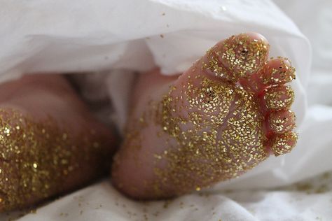 Sparkly Little Feet All That Glitters Is Gold, Foto Tips, Foto Baby, Christmas Photography, Noel Christmas, Sparkles Glitter, Diy For Girls, All That Glitters