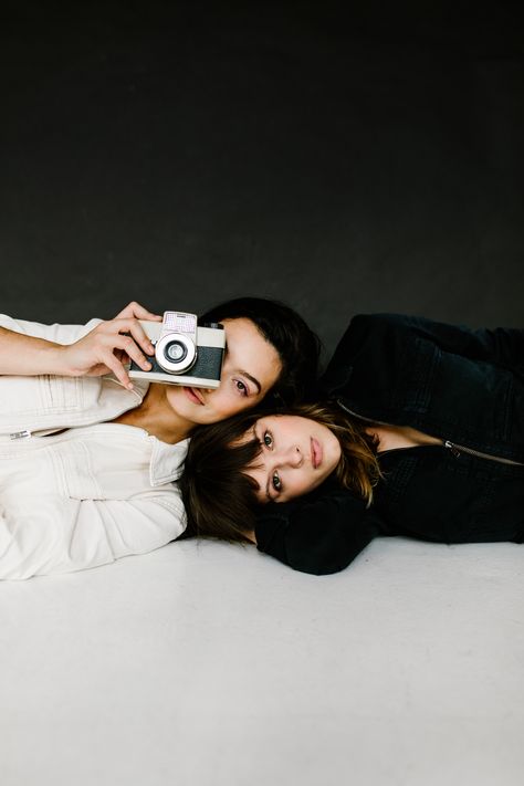 Two friends model trendy & cool women's syle in matching black and white Free People jumpsuits. This Yin & Yang editorial photoshoot combines art and beauty with natural hair and natural makeup and a vintage camera. This is a great example of an edgy woman's style. Captured by Maddie Moore Photography #freepeople #womensstyle #dress #yinyang #fashion #womensfashion #timelessfashion #positivevibes #smallbusiness Sisters Photoshoot Poses, Sister Photography, Sisters Photoshoot, Studio Photography Poses, Photographie Portrait Inspiration, Best Friend Photoshoot, Bff Photoshoot Poses, Bff Photoshoot, Friend Poses Photography